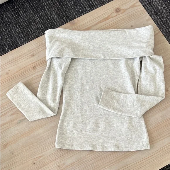 Abercrombie and Fitch Women’s Off the Shoulder Top - Picture 1 of 5